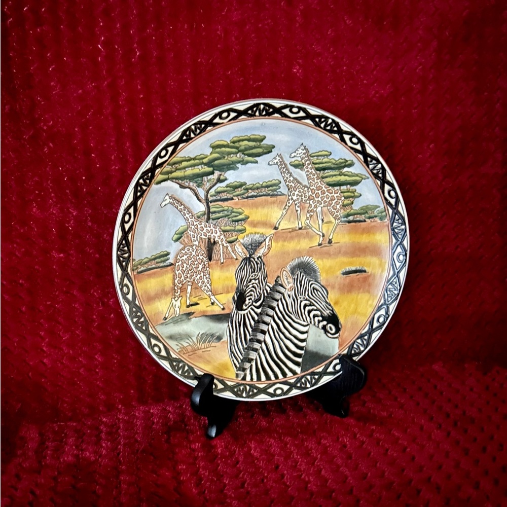 Africa Theme 10.5 inch Collector Display Plate, zebras, giraffes, savanna scene